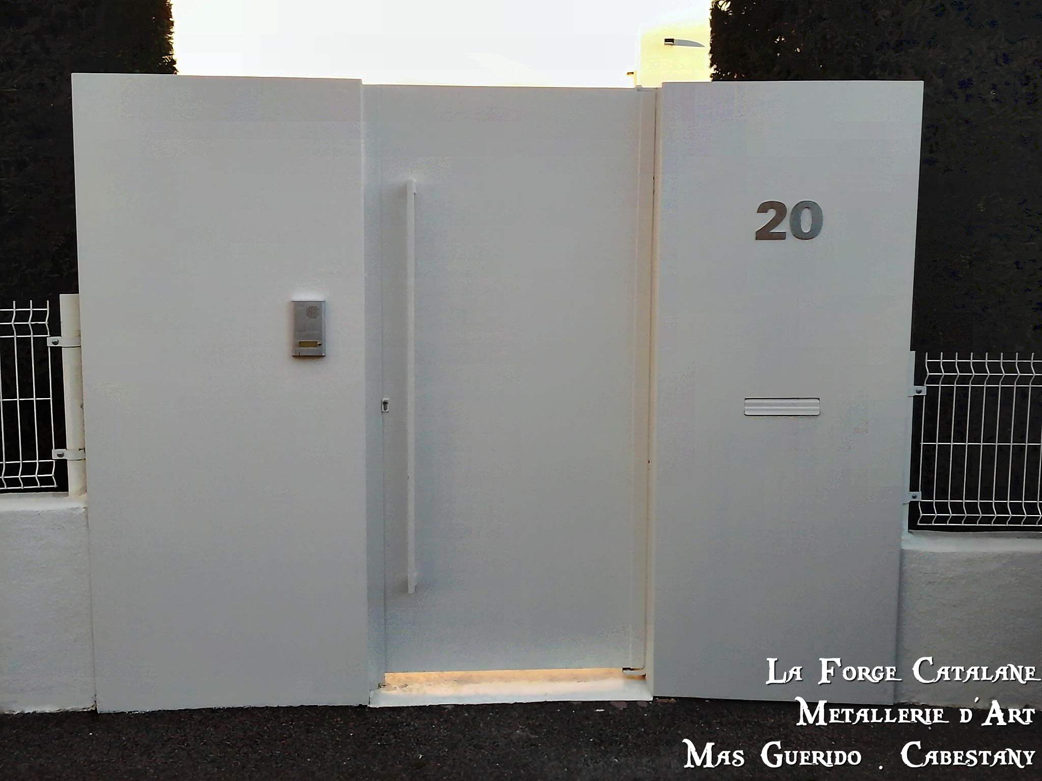 portillon tole plein moderne baton marechal La Forge Catalane Cabestany.jpg